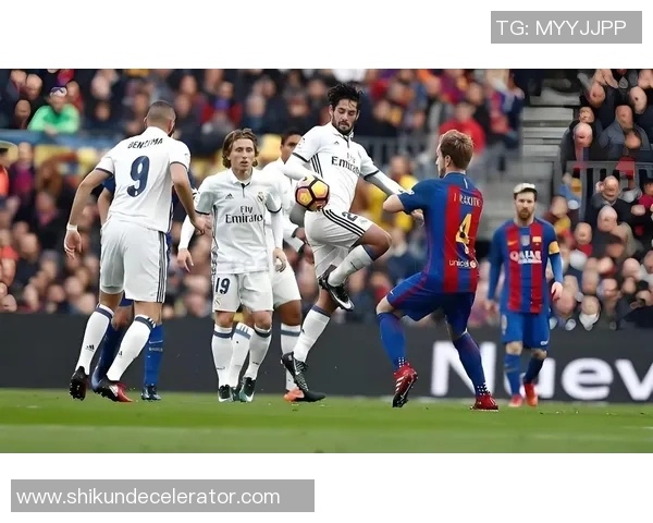 西甲经典对决：皇马与巴萨激战成平局战术解析引发热议