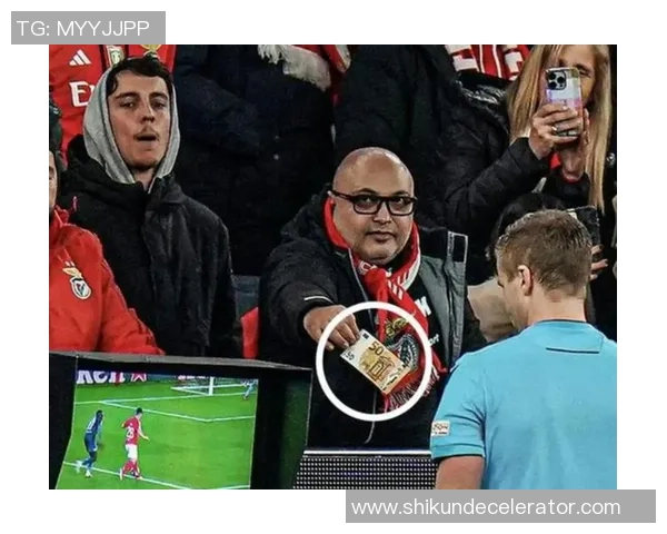 足总杯激战：那不勒斯与波尔图1比1平乌龙球引发争议判罚全场沸腾